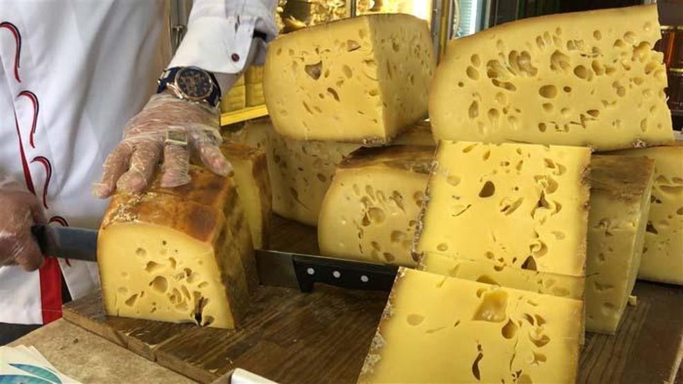 1400 litre sütten ürettiği 56 kiloluk Gravyer peynirini satışa çıkardı Kilosu...
