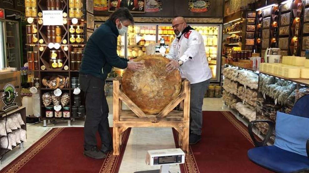 1400 litre sütten ürettiği 56 kiloluk Gravyer peynirini satışa çıkardı Kilosu...