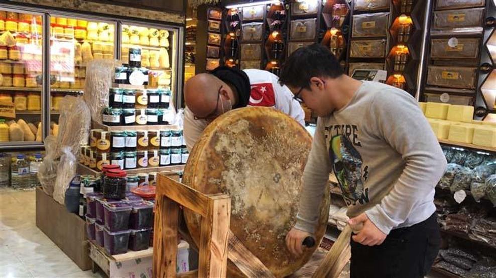 1400 litre sütten ürettiği 56 kiloluk Gravyer peynirini satışa çıkardı Kilosu...