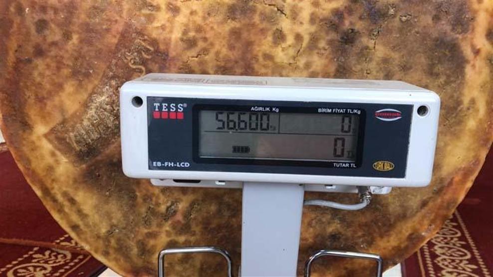 1400 litre sütten ürettiği 56 kiloluk Gravyer peynirini satışa çıkardı Kilosu...