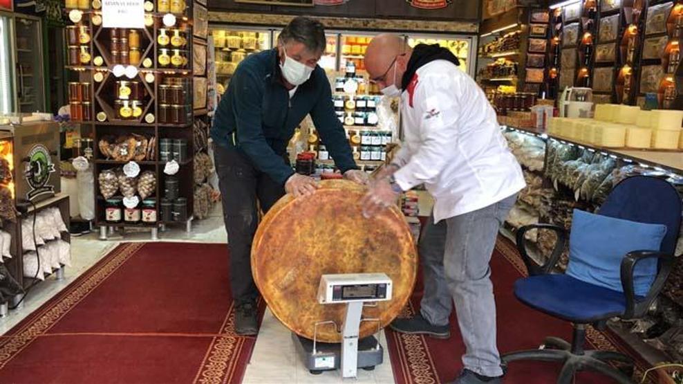1400 litre sütten ürettiği 56 kiloluk Gravyer peynirini satışa çıkardı Kilosu...