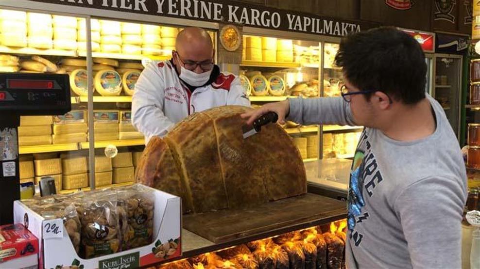 1400 litre sütten ürettiği 56 kiloluk Gravyer peynirini satışa çıkardı Kilosu...