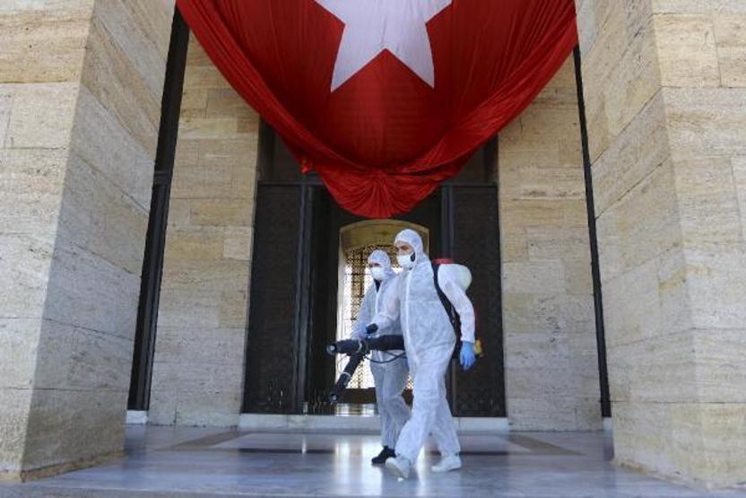 Bakan Selçuk Anıtkabiri ziyaret etti