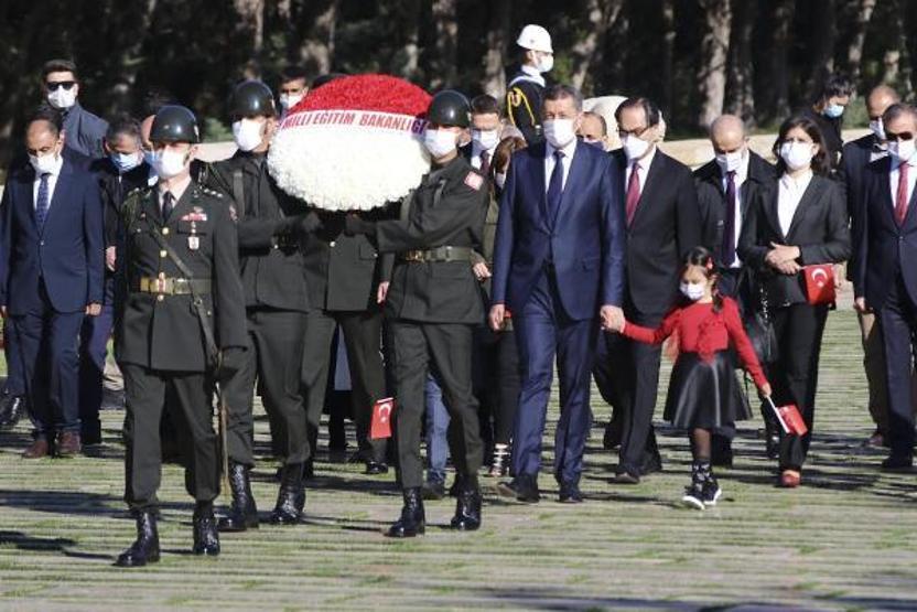 Bakan Selçuk Anıtkabiri ziyaret etti