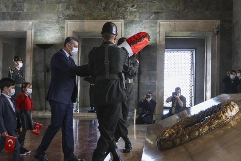Bakan Selçuk Anıtkabiri ziyaret etti