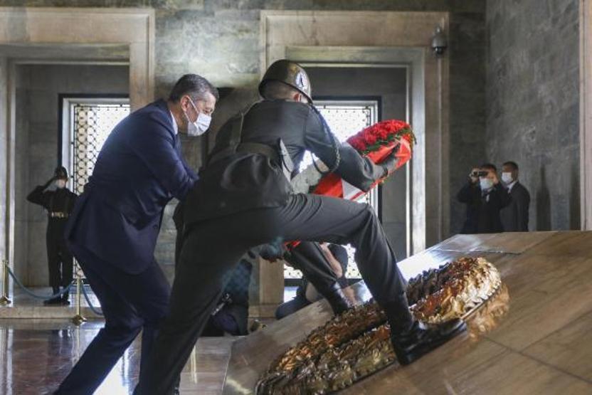 Bakan Selçuk Anıtkabiri ziyaret etti