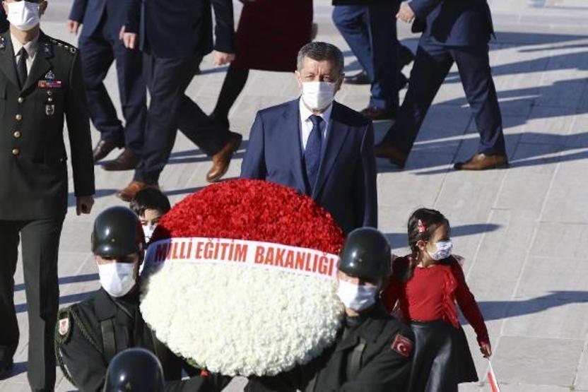 Bakan Selçuk Anıtkabiri ziyaret etti