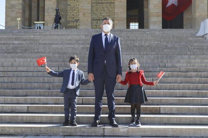 Bakan Selçuk Anıtkabiri ziyaret etti