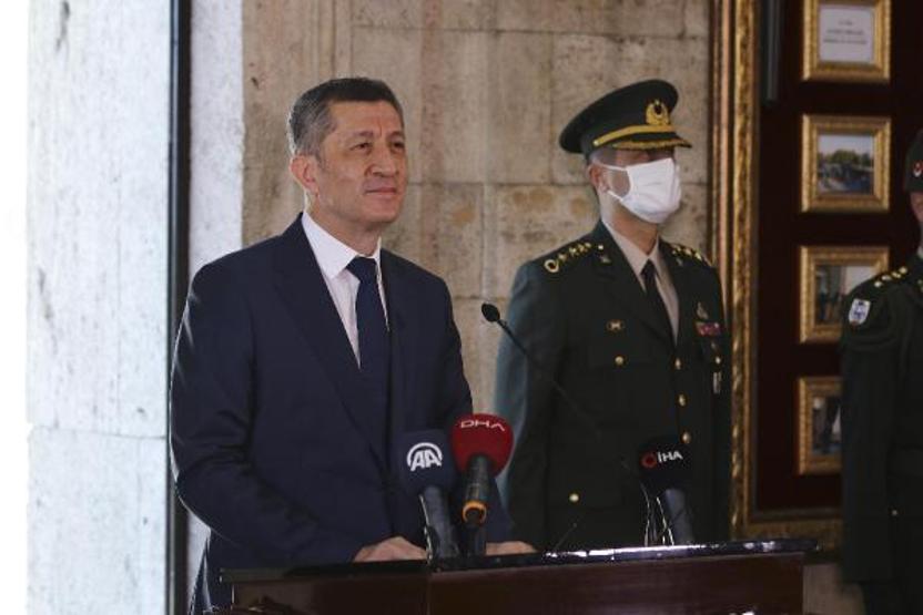 Bakan Selçuk Anıtkabiri ziyaret etti