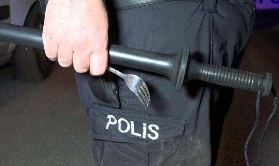 Kız arkadaşını dövüp, ayırmak isteyen komşunun yüzünü çatalla yaraladı