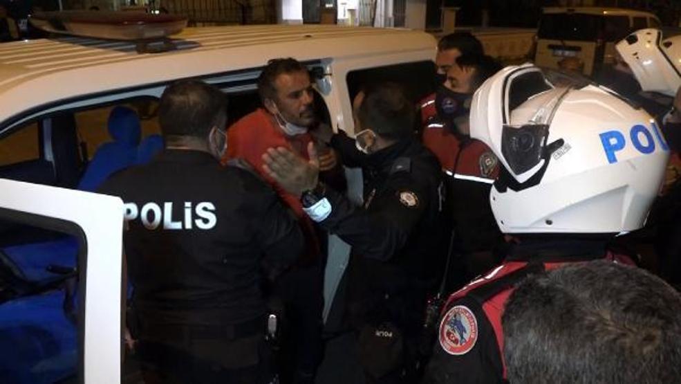 Kız arkadaşını dövüp, ayırmak isteyen komşunun yüzünü çatalla yaraladı
