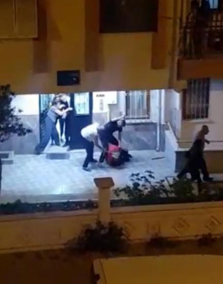 Kız arkadaşını dövüp, ayırmak isteyen komşunun yüzünü çatalla yaraladı
