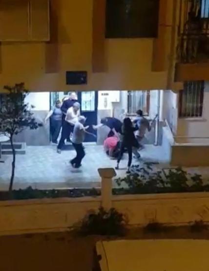 Kız arkadaşını dövüp, ayırmak isteyen komşunun yüzünü çatalla yaraladı