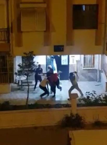 Kız arkadaşını dövüp, ayırmak isteyen komşunun yüzünü çatalla yaraladı
