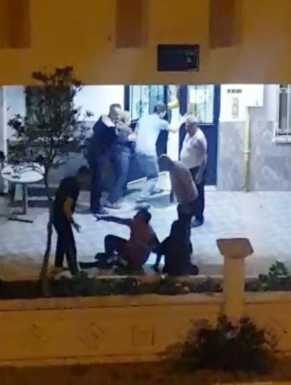 Kız arkadaşını dövüp, ayırmak isteyen komşunun yüzünü çatalla yaraladı