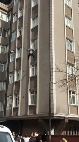 Binada yangın çıkınca çatıdan atlamıştı Acı haber geldi