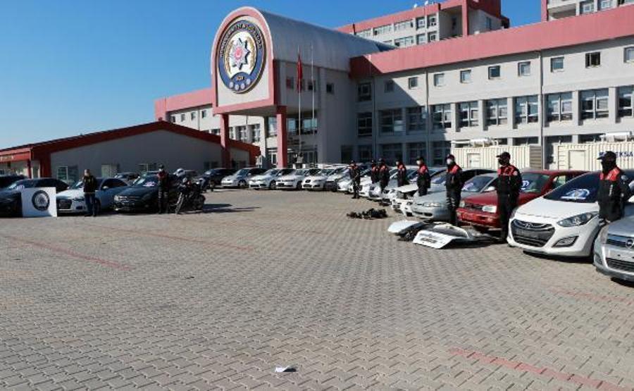 Kaportacı gibi çalışıp takipte olan polis, oto hırsızlık şebekesini çökerti