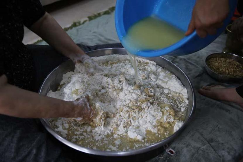 Hatayda ramazan kurabiyesi kömbenin yapımı tatlı telaşla başladı