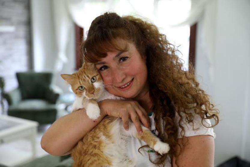 Villasında 33 kedi ve 4 köpeğe bakıyor