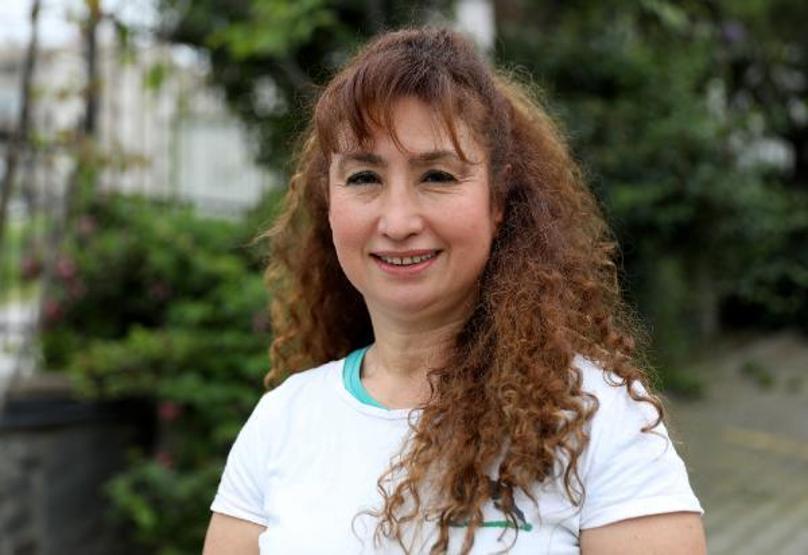 Villasında 33 kedi ve 4 köpeğe bakıyor