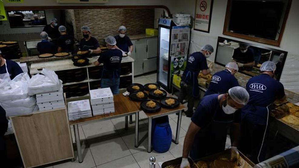 Konyada yapılıyor, yurdun dört bir yanına gönderiliyor İftarın tatlısı, sahurun pidesi