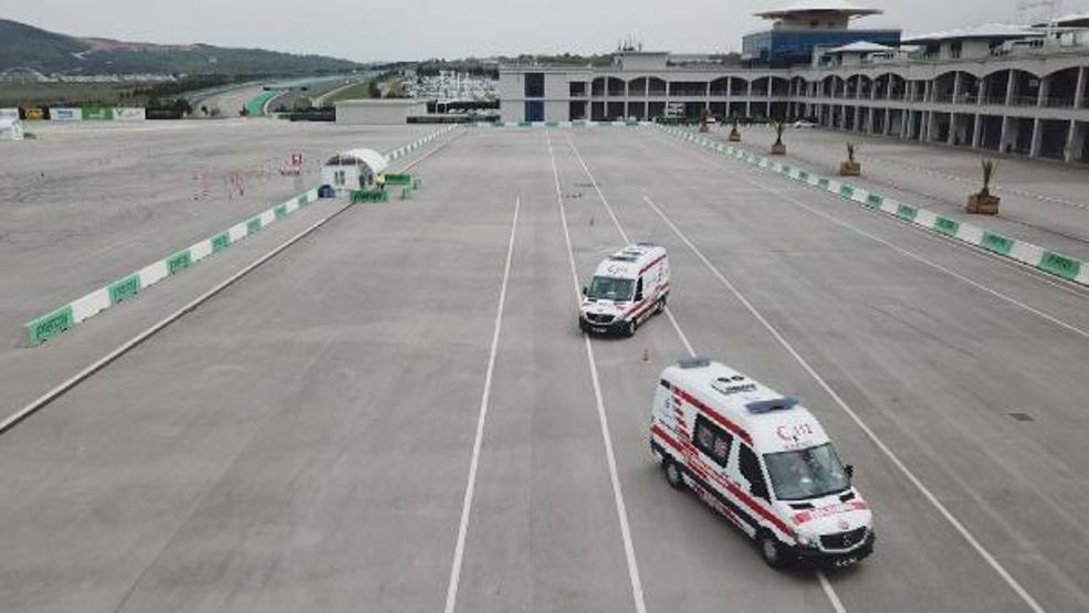 Ambulans şoförleri Formula 1 pistinde