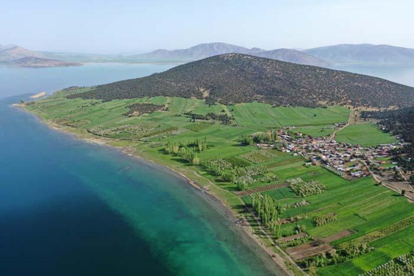 Gölün ortasındaki Madanın Yörük sakinleri Covid-19dan uzak izole yaşıyor