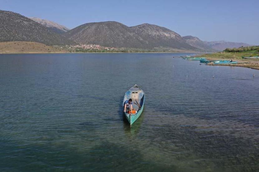 Gölün ortasındaki Madanın Yörük sakinleri Covid-19dan uzak izole yaşıyor