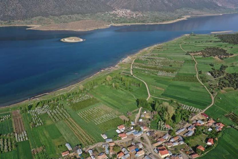 Gölün ortasındaki Madanın Yörük sakinleri Covid-19dan uzak izole yaşıyor