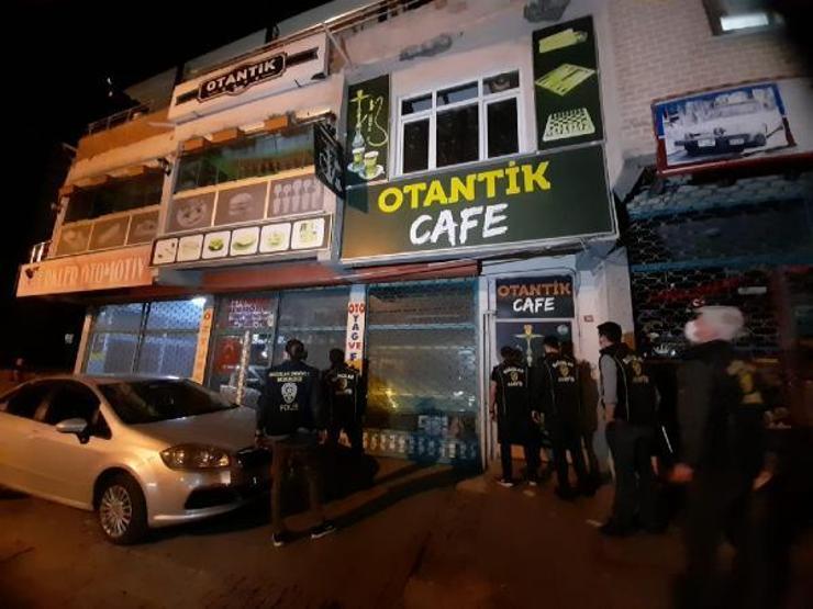 6 mekana kumar baskını: Polisi gören terasa saklandı
