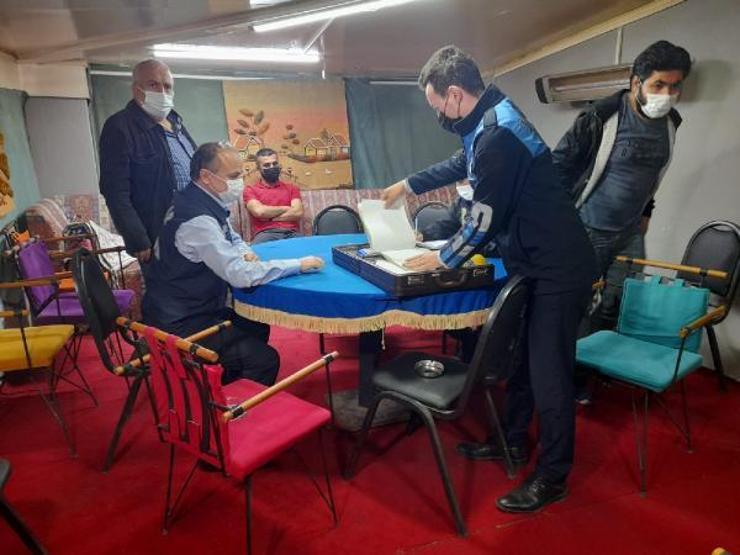 6 mekana kumar baskını: Polisi gören terasa saklandı