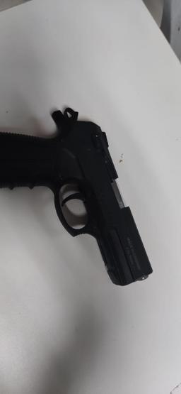 6 mekana kumar baskını: Polisi gören terasa saklandı
