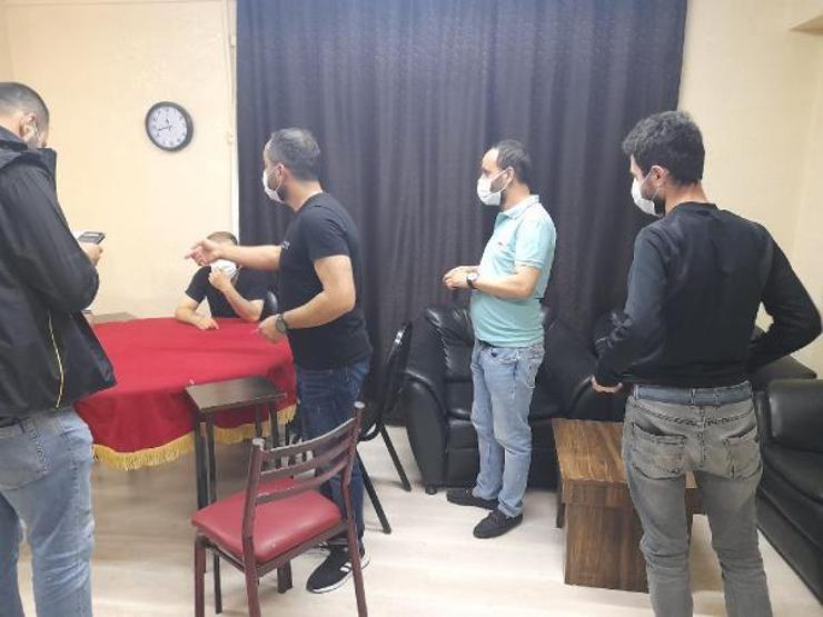 6 mekana kumar baskını: Polisi gören terasa saklandı