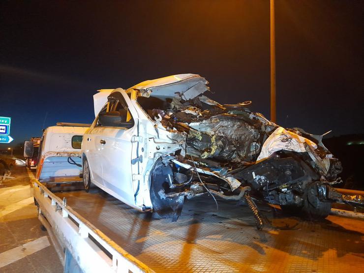 TEM Otoyolunda bariyere çarpan otomobilin motoru yerinden fırladı: 1 ölü