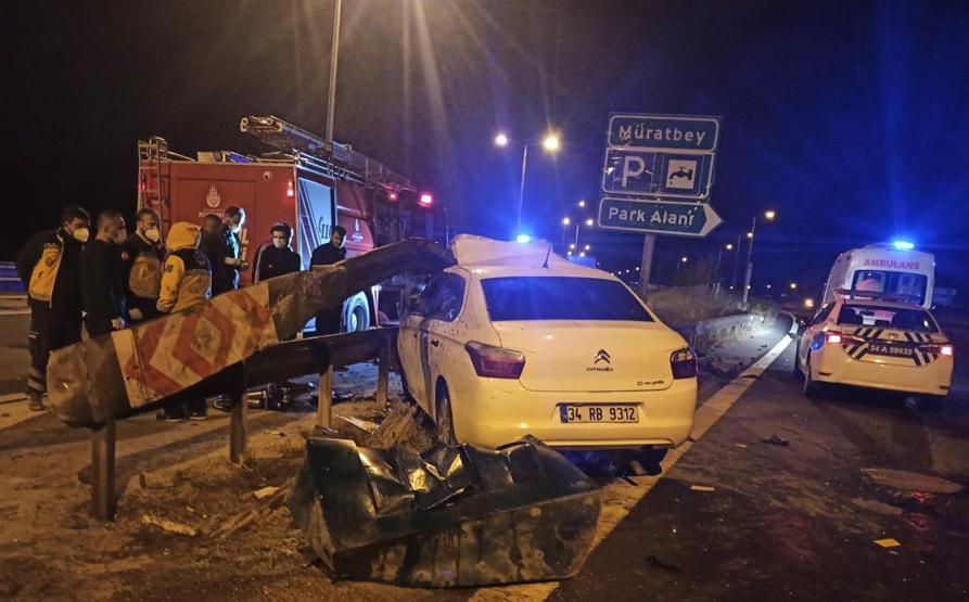 TEM Otoyolunda bariyere çarpan otomobilin motoru yerinden fırladı: 1 ölü