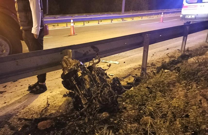 TEM Otoyolunda bariyere çarpan otomobilin motoru yerinden fırladı: 1 ölü
