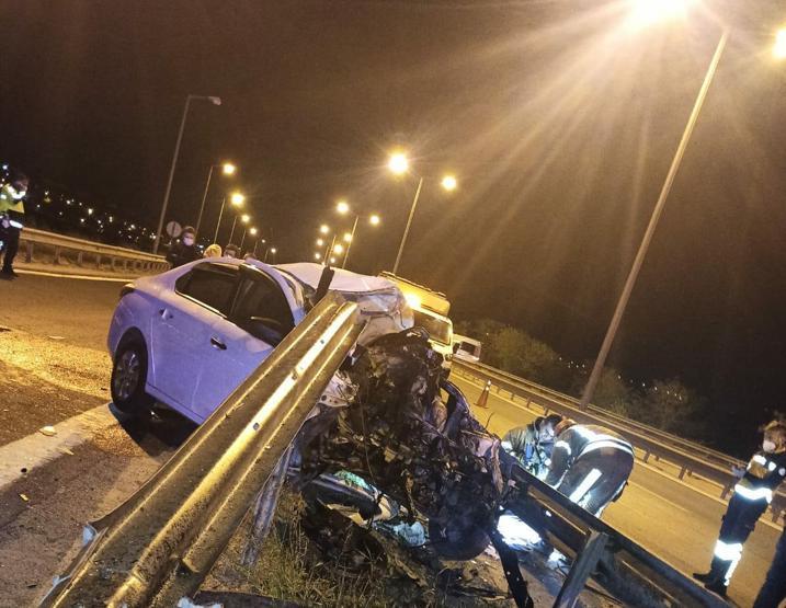 TEM Otoyolunda bariyere çarpan otomobilin motoru yerinden fırladı: 1 ölü