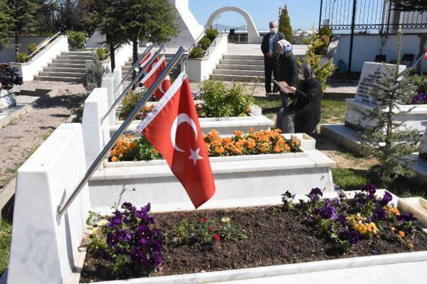 Arife gününde şehitliklerde hüzünlü ziyaret
