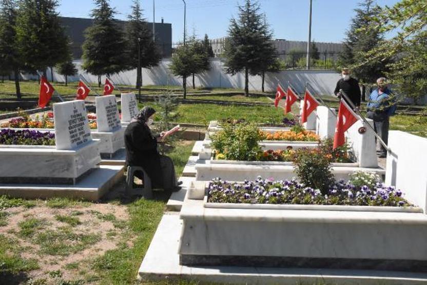 Arife gününde şehitliklerde hüzünlü ziyaret