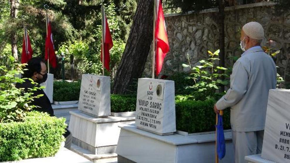 Arife gününde şehitliklerde hüzünlü ziyaret