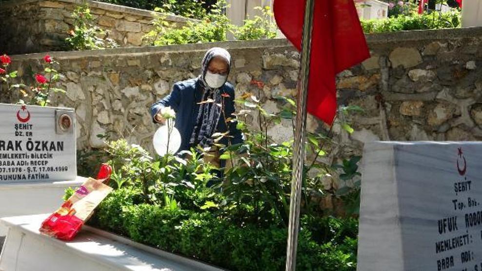 Arife gününde şehitliklerde hüzünlü ziyaret
