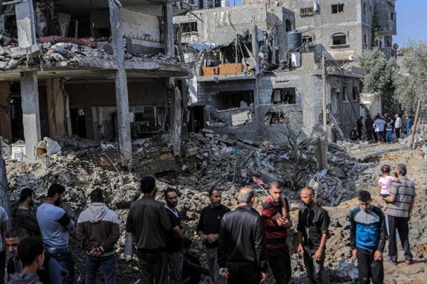 Gazzede bombalanan evler enkaz yığınına döndü