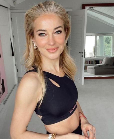 Burcu Esmersoy mayo tasarladı