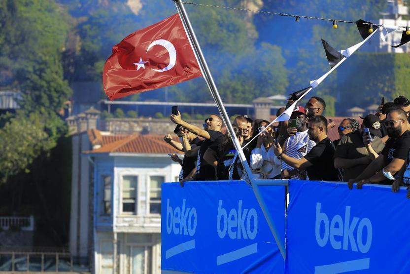 Beşiktaş İstanbul Boğazından böyle geçti