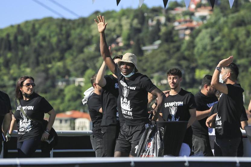Beşiktaş İstanbul Boğazından böyle geçti