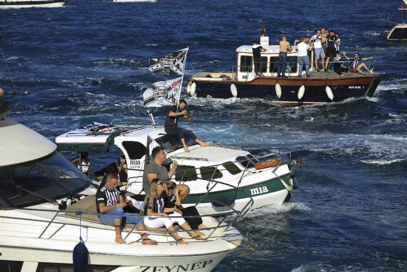 Beşiktaş İstanbul Boğazından böyle geçti