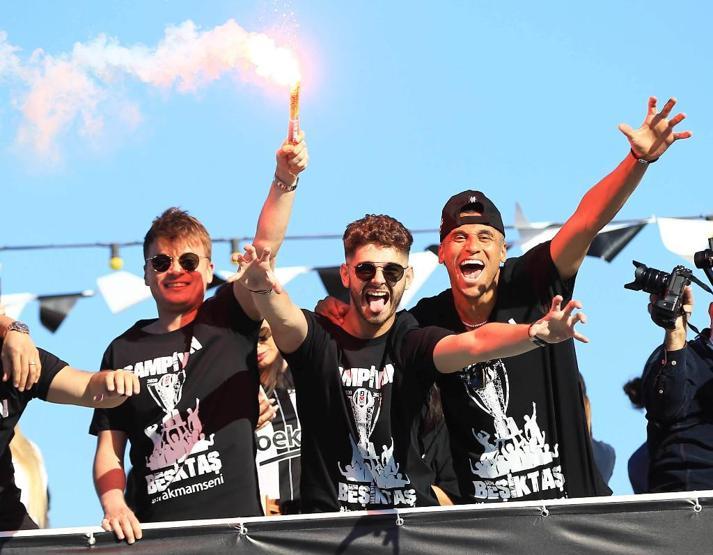 Beşiktaş İstanbul Boğazından böyle geçti