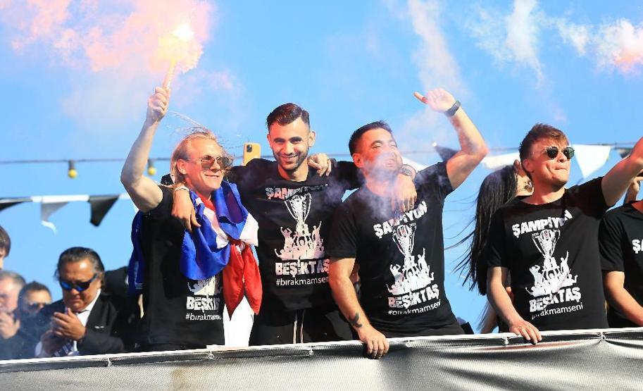 Beşiktaş İstanbul Boğazından böyle geçti