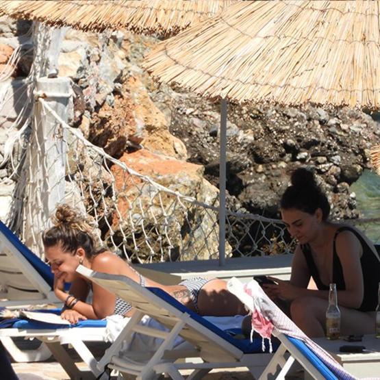Seda Türkmen köpeğiyle tatile çıktı
