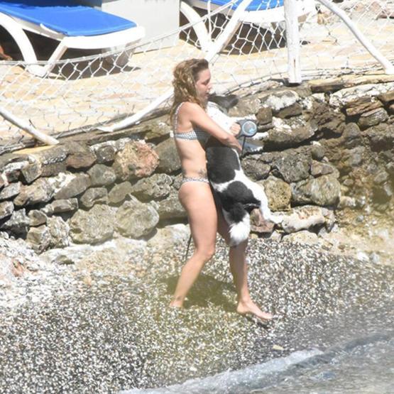 Seda Türkmen köpeğiyle tatile çıktı